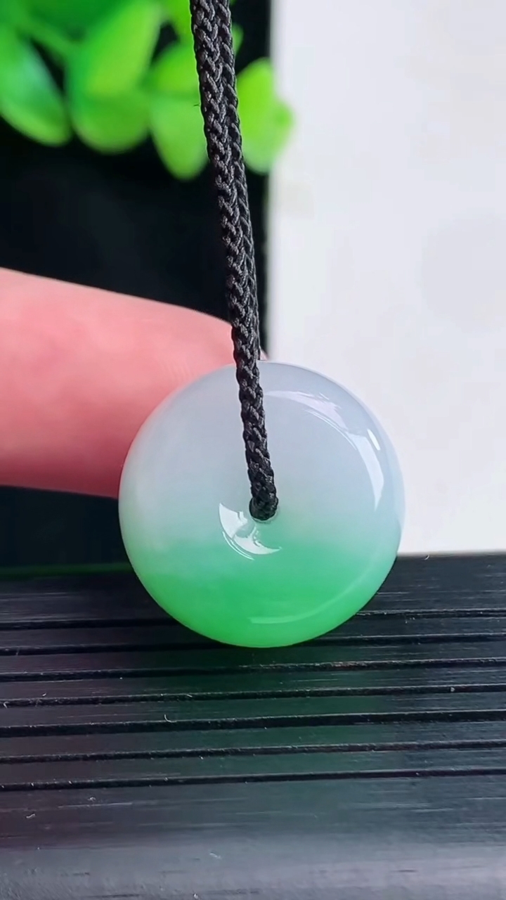 天然A货翡翠路路通吊坠，尺寸24-12.5重量:10.91g
4月13日