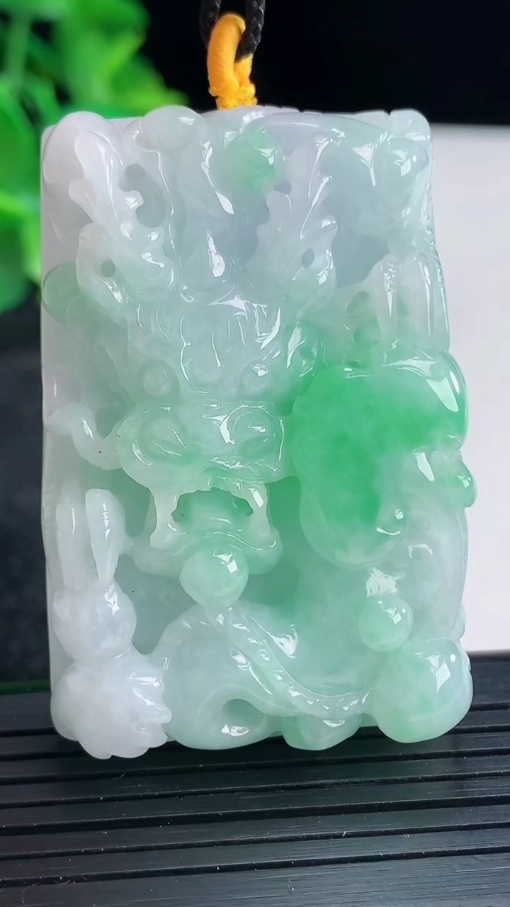 天然A货翡翠龙牌吊坠尺寸52.5-34.7-12.2重量:60.29g
4月13日