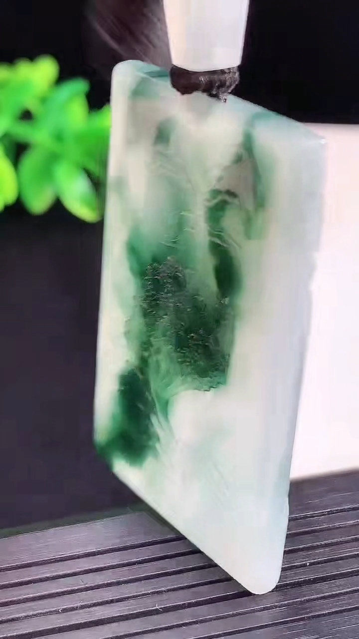 天然A货翡翠种飘花山水牌吊坠，尺寸56-34-5.2重量:33.95g
4月13日