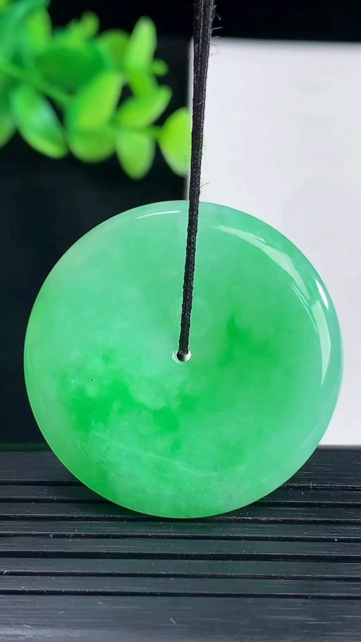 天然A货翡翠平安扣吊坠，尺寸35.6-5.2重量:14.97g
4月13日