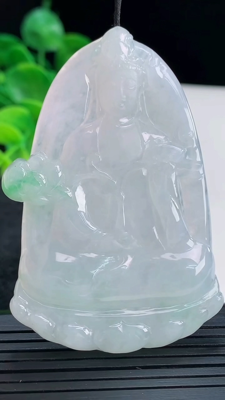 天然A货翡翠大势至菩萨吊坠尺寸64.9-43.5-6.5重量:35.30g
4月13日