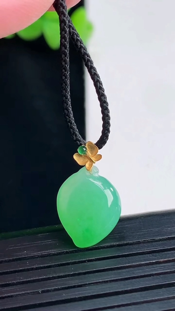 天然A货翡翠福瓜吊坠，尺寸15.5-12.5-6重量:1.97g
4月13日