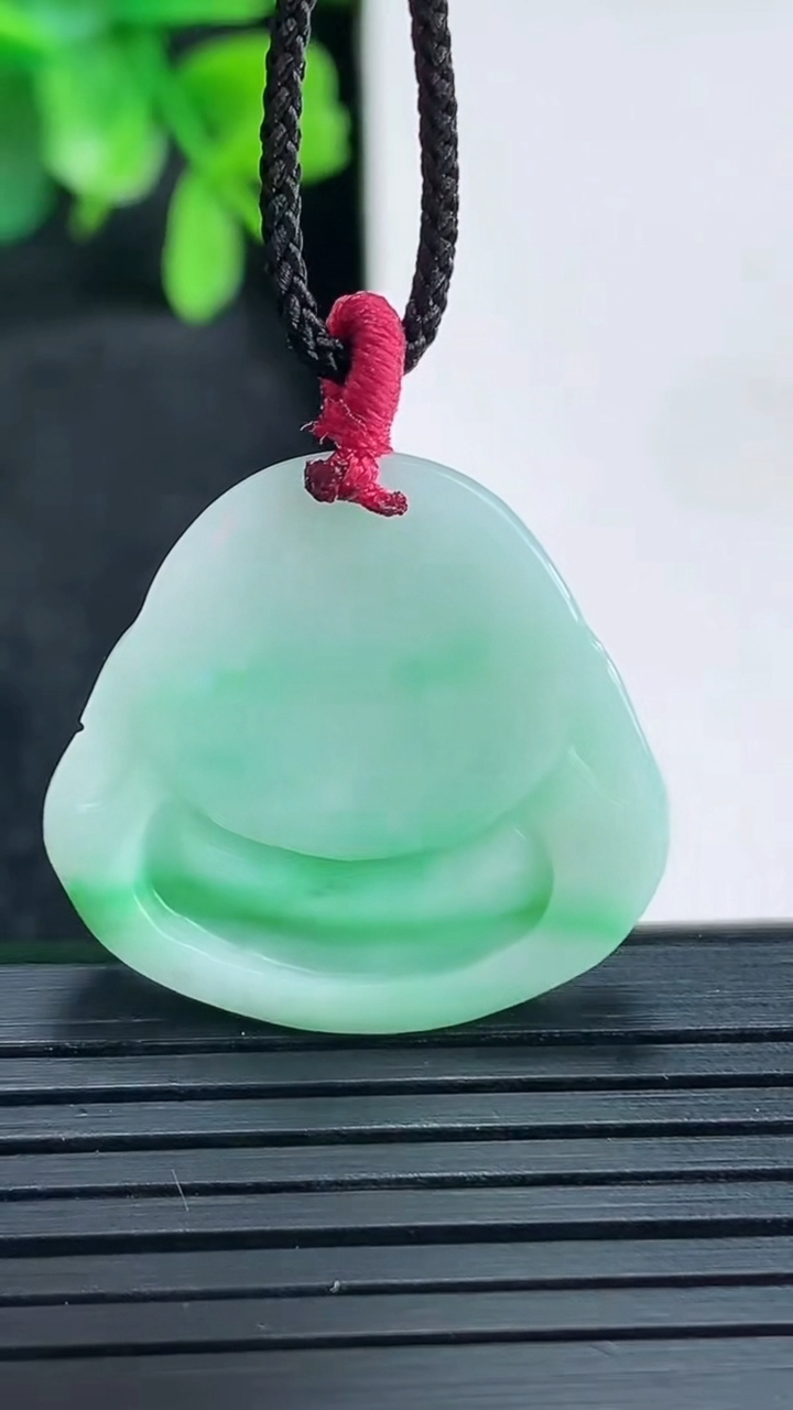 天然A货翡翠佛公吊坠尺寸25.5-26.7-6.1重量:6.83g
4月13日