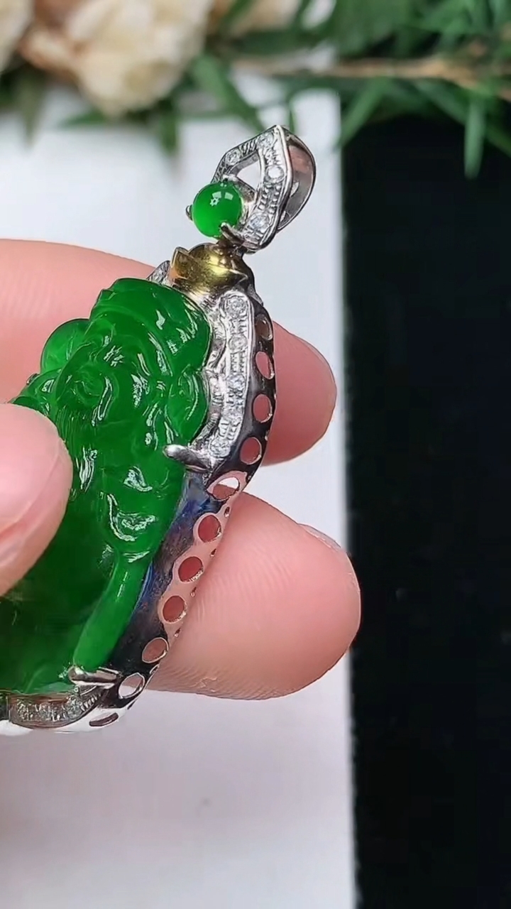 天然A货翡翠财神爷吊坠，尺寸38.9-24.9-15.9-7.3，重量:6.21g
4月13日