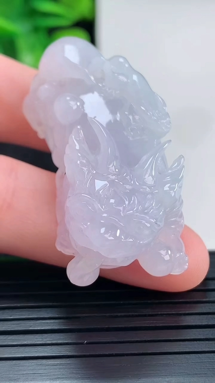 天然A货翡翠紫罗兰貔貅吊坠尺寸42.3-21.1-14.6重量:25.13g
4月13日