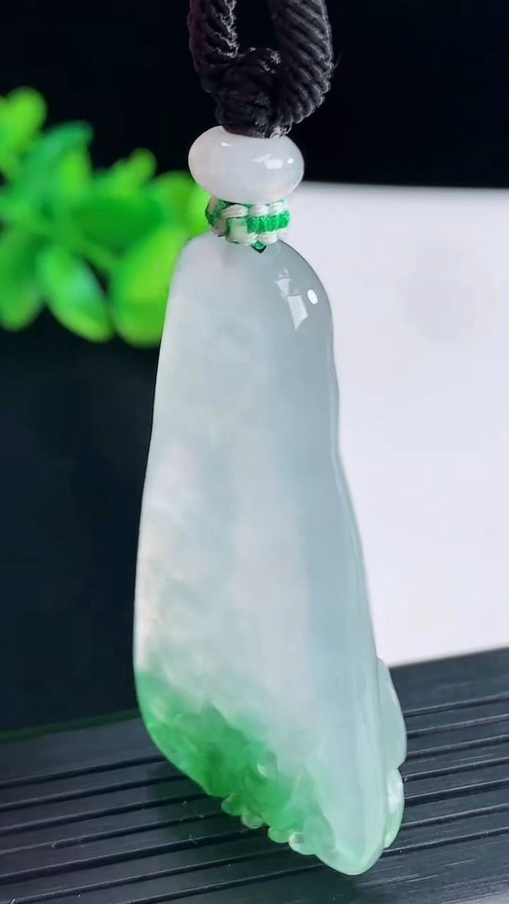 天然A货翡翠梅花鹿吊坠，尺寸48.6-29-7重量:22.67g
4月13日