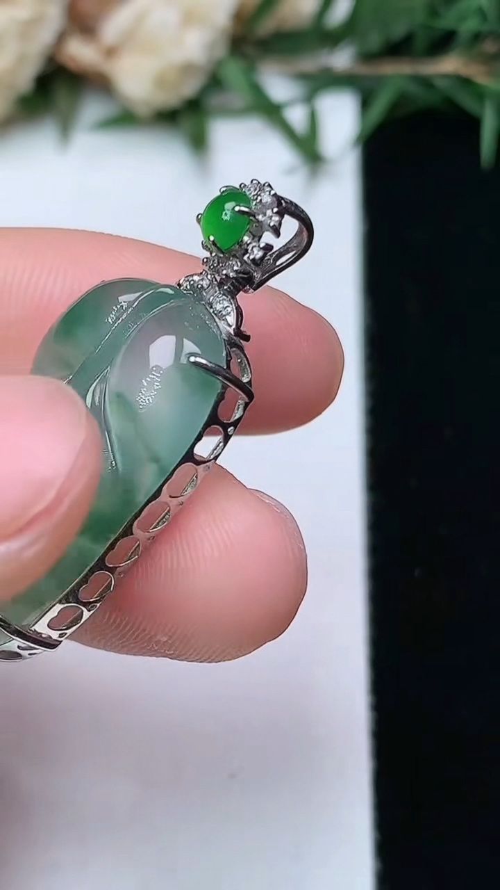 天然A货翡翠飘花金枝玉叶 叶子吊坠，尺寸24.3-15.3-7，重量:4.38g
4月13日