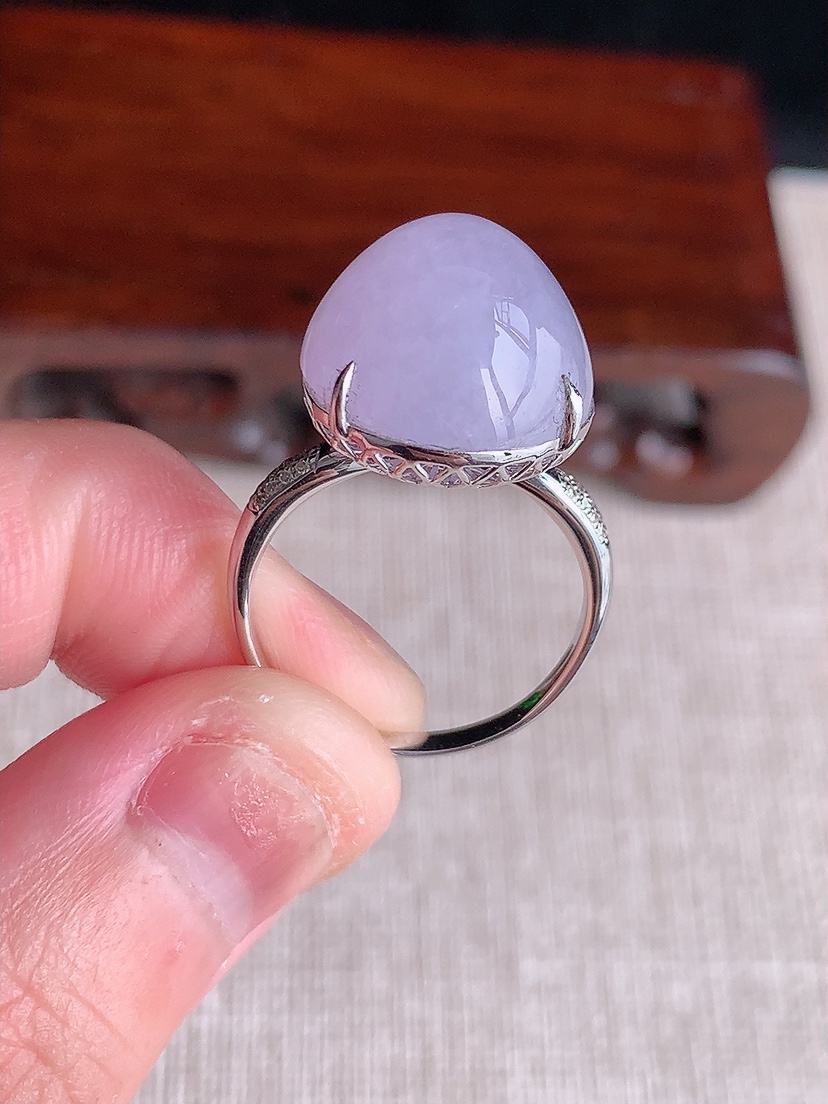 天然A货翡翠18K金伴钻镶嵌紫罗兰蛋面戒指 圈口18裸石
尺寸15-14.3mm 重量5.40g 0