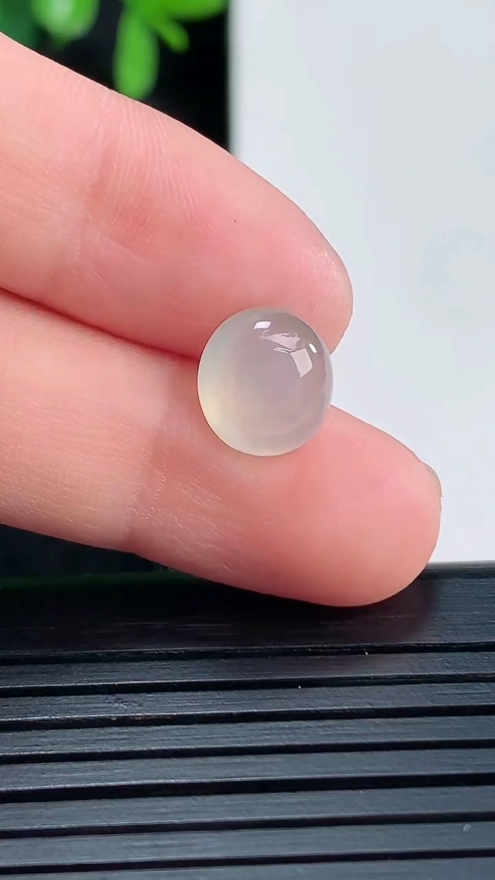 天然A货翡翠蛋面镶嵌件尺寸9.2-8.7-4.1重量:0.65g
4月14日