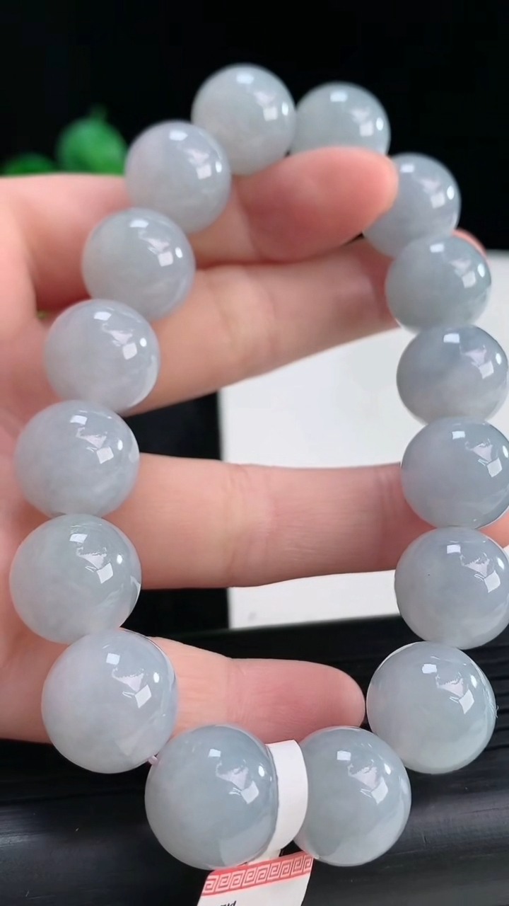 天然A货翡翠紫罗兰圆珠手串尺寸13.3-16颗重量:70.21g4月14日
工厂直销收藏佳品,种好水足，色泽均匀，有种有色，上手高大气！