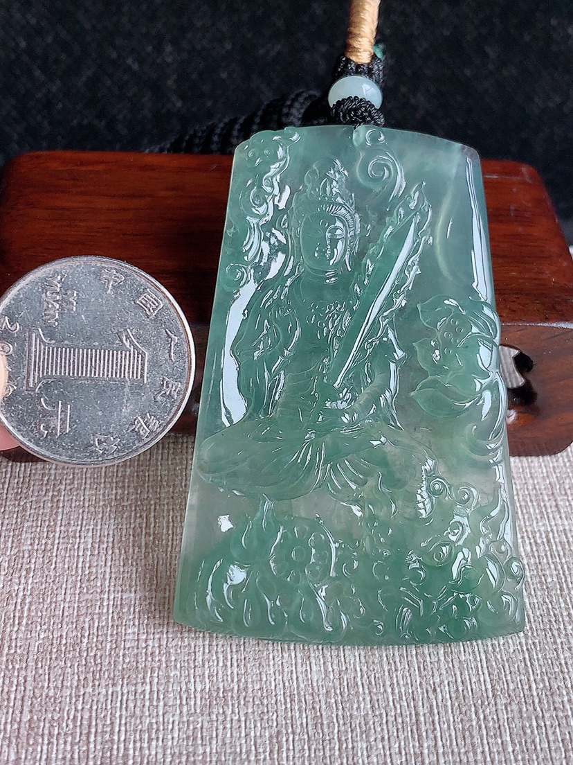 天然A货翡翠晴水文殊菩萨吊坠 
尺寸64.7-42-5.5mm 重量40.22g 0412