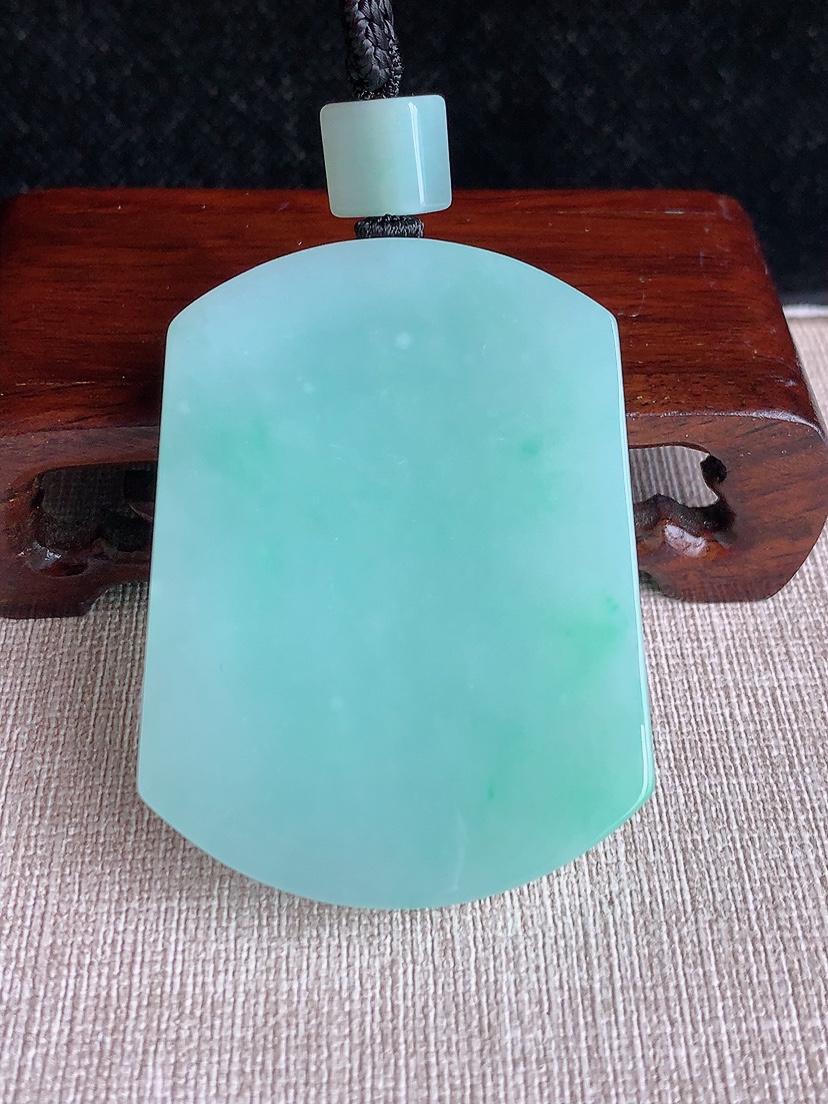 天然A货翡翠满绿无事牌吊坠 
尺寸56.6-41.7-10mm 重量75.90g 0412