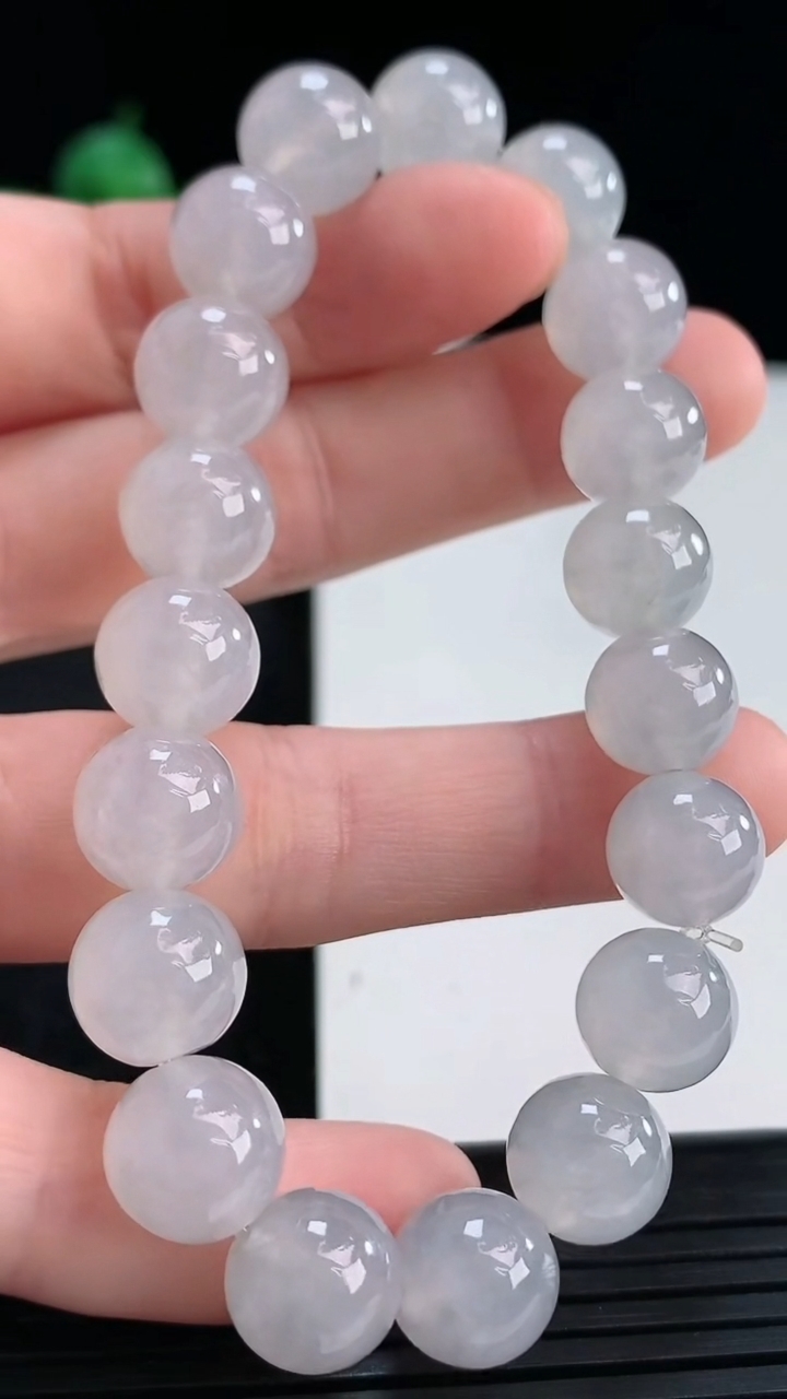 天然A货翡翠圆珠手串尺寸10-19颗重量:35.23g4月14日
工厂直销收藏佳品,种好水足，色泽均匀，有种有色，上手高大气！