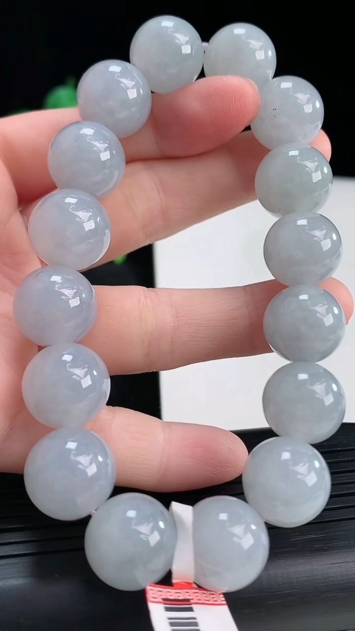 天然A货翡翠紫罗兰圆珠手串尺寸13.3-16颗重量:70.21g4月14日
工厂直销收藏佳品,种好水足，色泽均匀，有种有色，上手高大气！