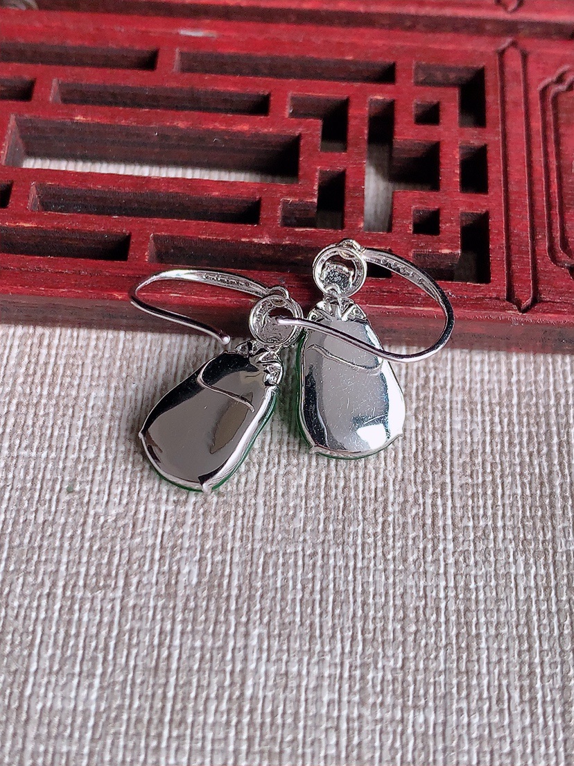 天然A货翡翠18K金伴钻镶嵌满绿叶子金枝玉叶耳坠 
尺寸12.6-9.4-3.6mm 重量3.03g 0412