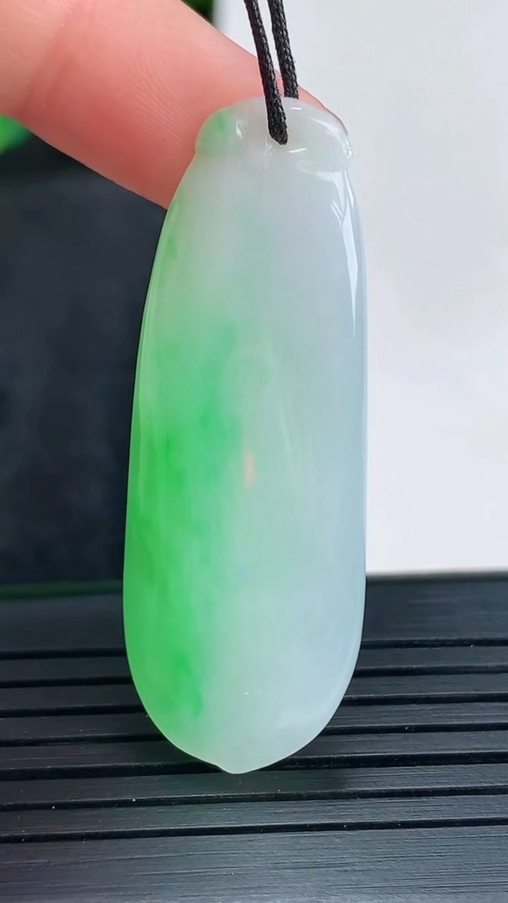 天然A货翡翠福瓜吊坠尺寸42.5-15.6-6.1重量:9.03g
4月14日