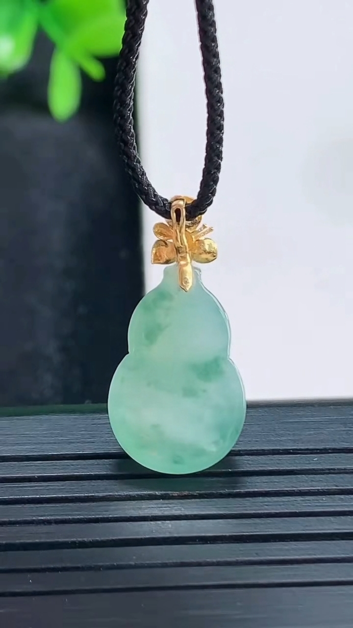 天然A货翡翠18K金飘花葫芦吊坠尺寸24.4-12.1-5.6重量:2.44g
4月14日