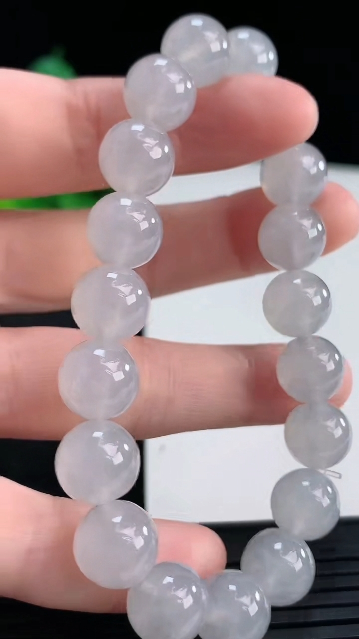 天然A货翡翠圆珠手串尺寸10-19颗重量:35.23g4月14日
工厂直销收藏佳品,种好水足，色泽均匀，有种有色，上手高大气！