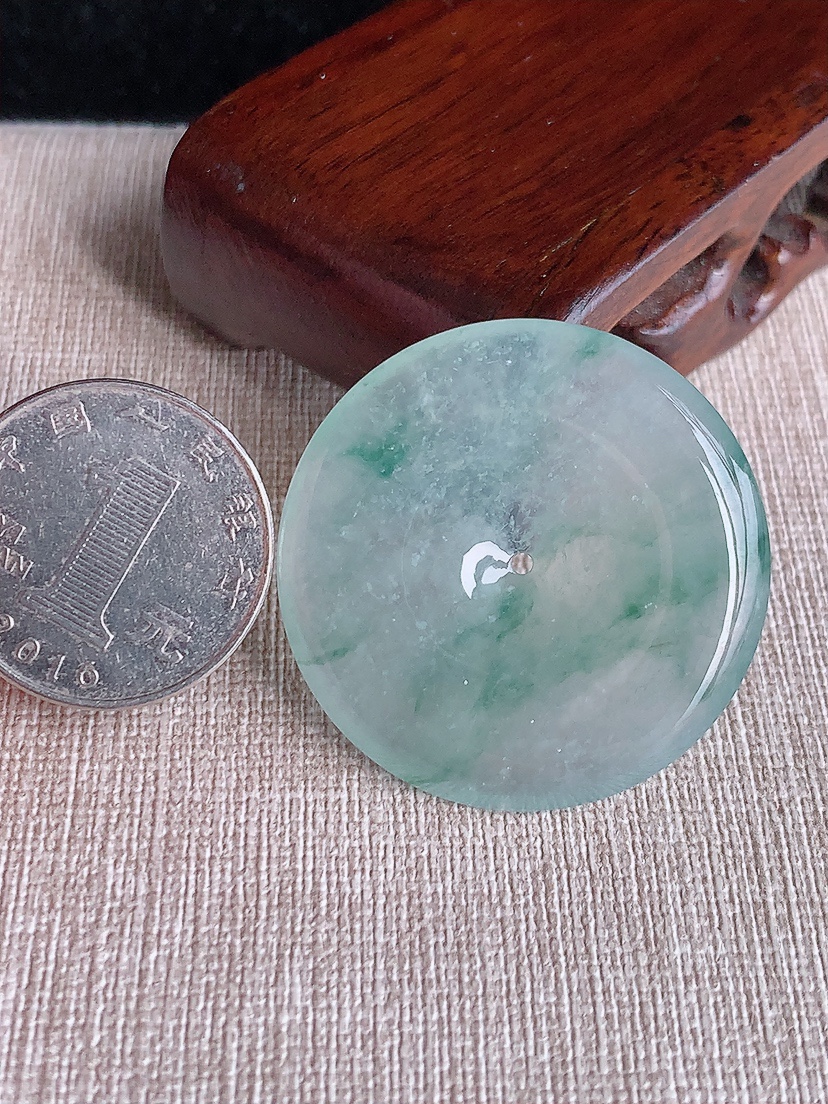 天然A货翡翠飘花大件平安扣吊坠 
尺寸37-5.3mm 重量16.77g 0412