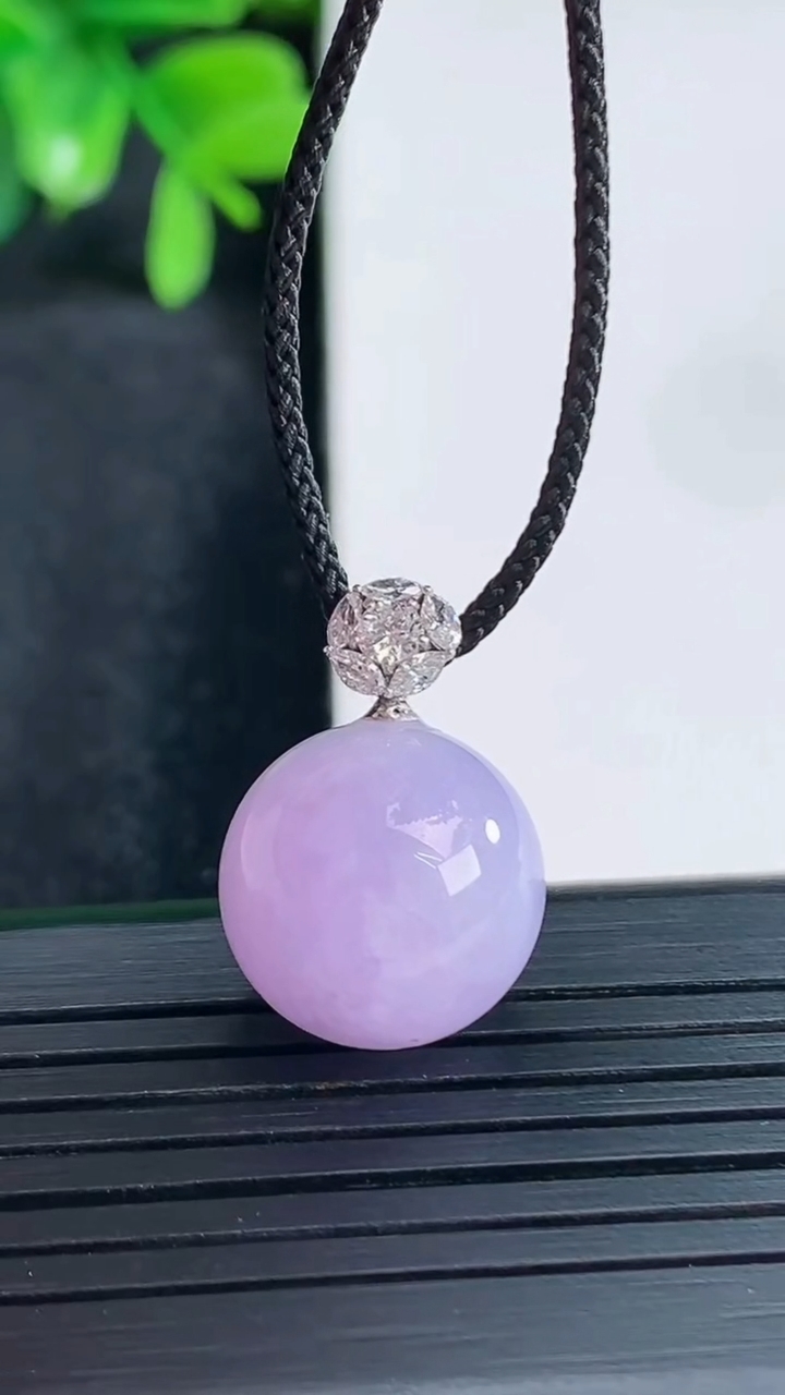 天然A货翡翠18K金紫罗兰圆珠吊坠尺寸13.9重量:5.24g4月14日
工厂直销收藏佳品,种好水足，色泽均匀，有种有色，上手高大气！