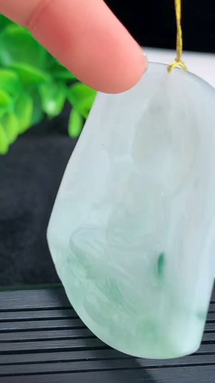 天然A货翡翠飘花大势至菩萨吊坠尺寸52.3-41.2-5.8重量:28.17g
4月14日