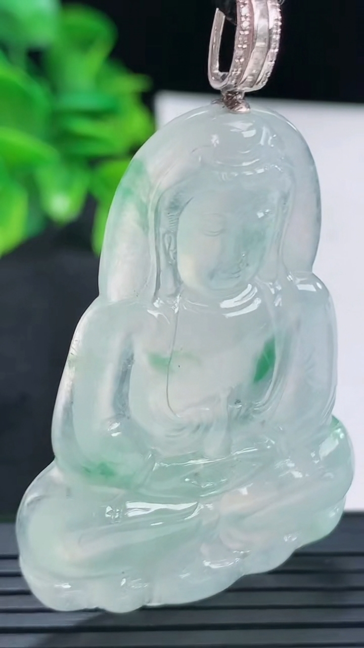 天然A货翡翠种飘花观音菩萨吊坠尺寸55.1-38.5-5.7重量:24.19g
4月14日