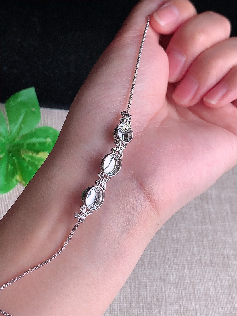 天然A货翡翠18K金伴钻镶嵌满绿蛋面手链 
尺寸6.8-5.8-4.8mm 重量3.52g 0412