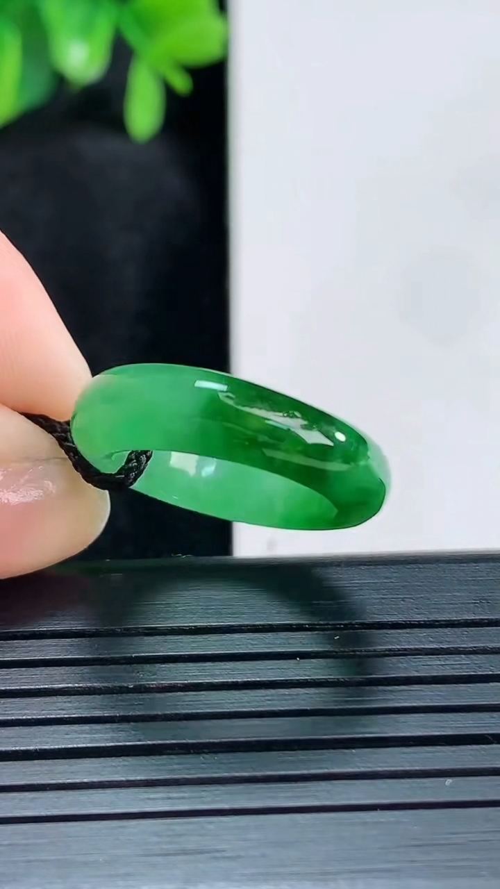 天然A货翡翠指环戒指尺寸15.9-4.9-3重量:3.02g2026年4月14日
工厂直销收藏佳品,种好水足，色泽均匀，有种有色，上手高大气！