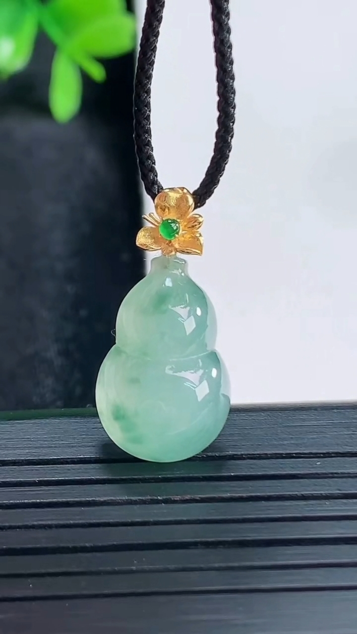 天然A货翡翠18K金飘花葫芦吊坠尺寸24.4-12.1-5.6重量:2.44g
4月14日
