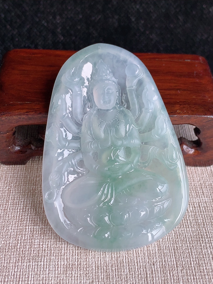 天然A货翡翠晴水千手观音吊坠 
尺寸69.2-46.5-5.8mm 重量32.95g 0412