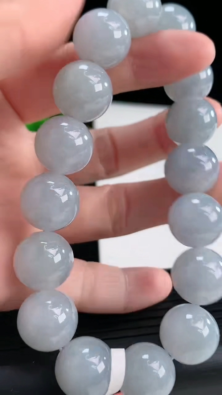 天然A货翡翠紫罗兰圆珠手串尺寸13.3-16颗重量:70.21g4月14日
工厂直销收藏佳品,种好水足，色泽均匀，有种有色，上手高大气！