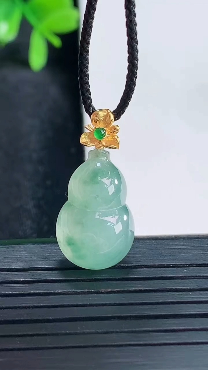 天然A货翡翠18K金飘花葫芦吊坠尺寸24.4-12.1-5.6重量:2.44g
4月14日