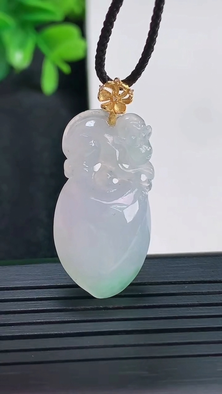 天然A货翡翠寿桃吊坠尺寸35.7-15.9-6.2重量:4.97g
4月14日