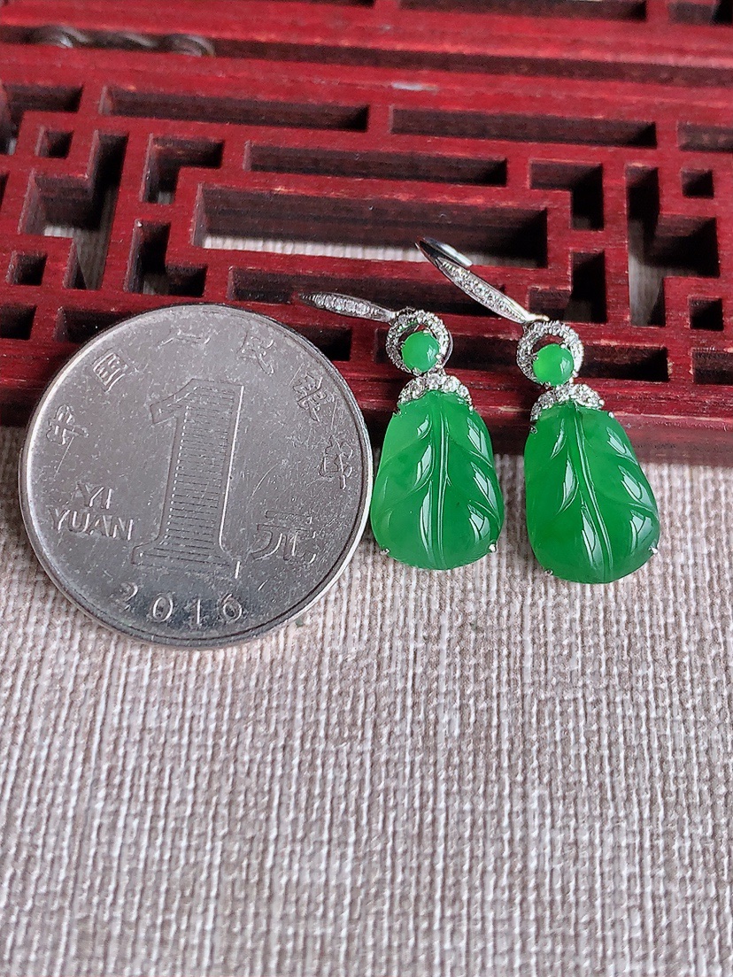 天然A货翡翠18K金伴钻镶嵌满绿叶子金枝玉叶耳坠 
尺寸12.6-9.4-3.6mm 重量3.03g 0412