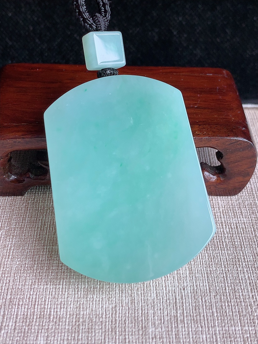 天然A货翡翠满绿无事牌吊坠 
尺寸56.6-41.7-10mm 重量75.90g 0412