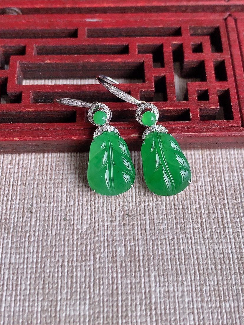 天然A货翡翠18K金伴钻镶嵌满绿叶子金枝玉叶耳坠 
尺寸12.6-9.4-3.6mm 重量3.03g