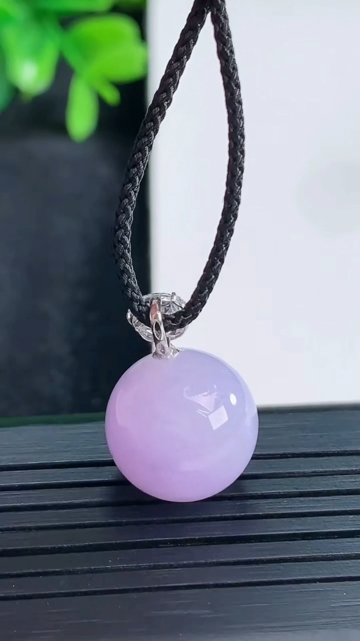天然A货翡翠18K金紫罗兰圆珠吊坠尺寸13.9重量:5.24g4月14日
工厂直销收藏佳品,种好水足，色泽均匀，有种有色，上手高大气！