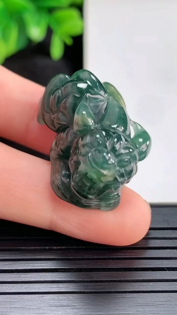 天然A货翡翠貔貅吊坠尺寸27.4-16.9-16.4重量:15.97g
4月14日