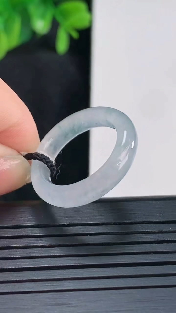 天然A货翡翠飘花指环戒指尺寸17.9-4.9-3.6重量:3.44g2026年4月14日
工厂直销收藏佳品,种好水足，色泽均匀，有种有色，上手高大气！