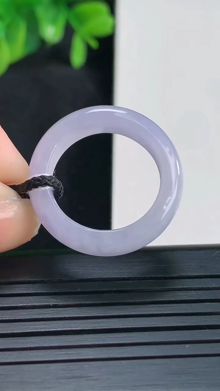 天然A货翡翠紫罗兰指环戒指尺寸18.3-5.8-3.6重量:4.47g2026年4月14日
工厂直销收藏佳品,种好水足，色泽均匀，有种有色，上手高大气！