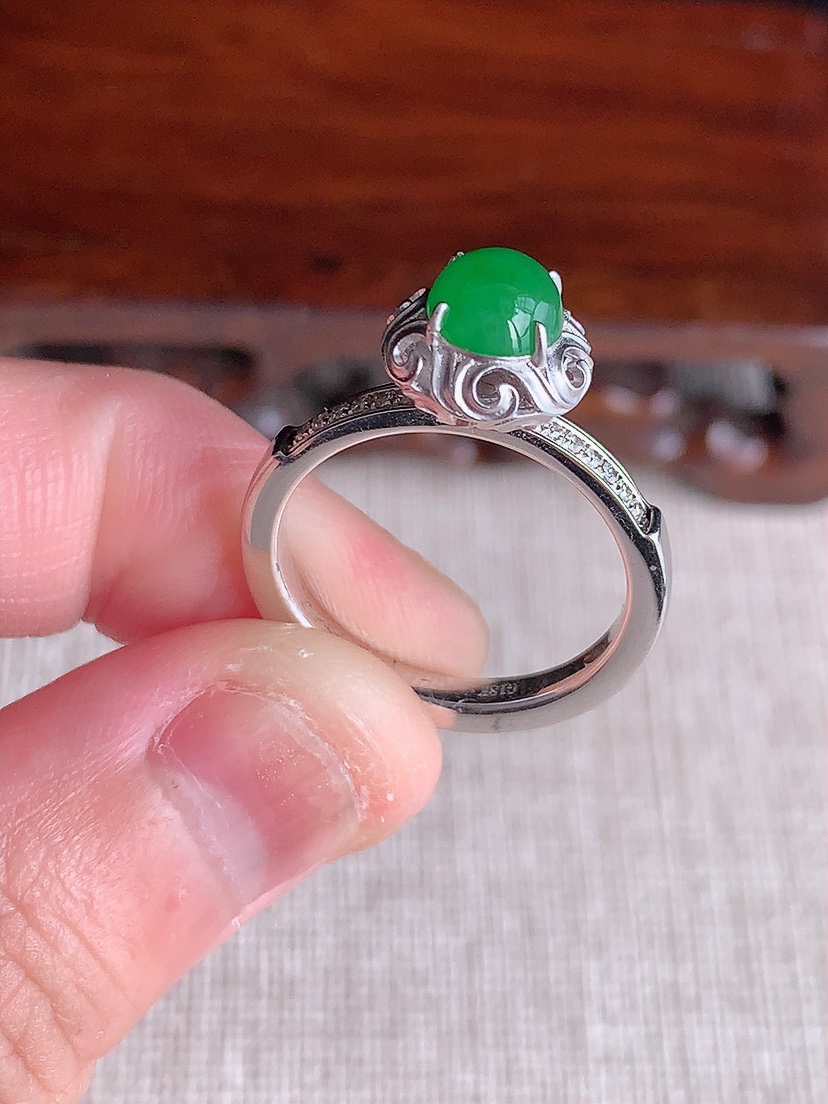 天然A货翡翠18K金伴钻镶嵌阳绿蛋面戒指 圈口17.6裸石
尺寸6.5-6mm 重量4.64g 04