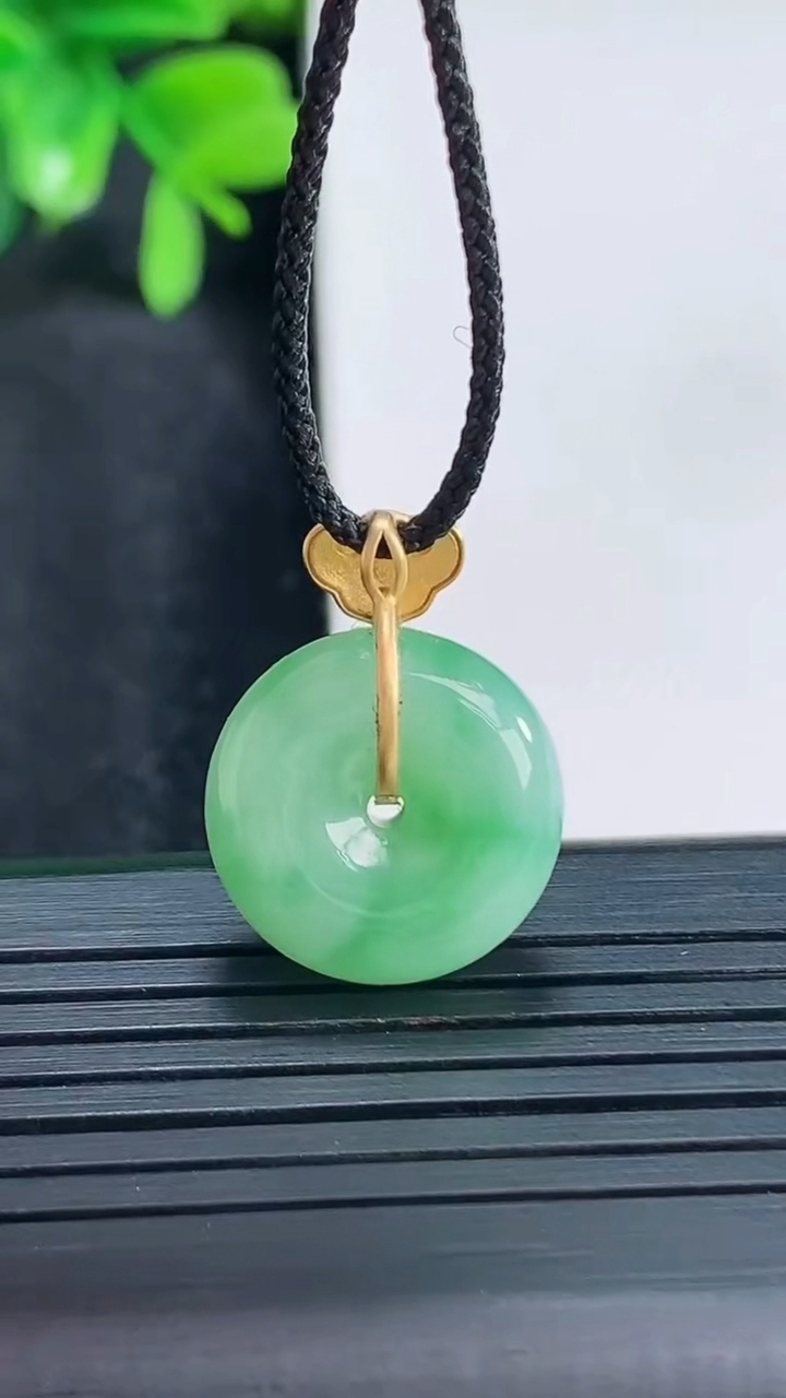 天然A货翡翠平安扣吊坠尺寸21.6-16.1-6.5重量:3.94g
4月14日