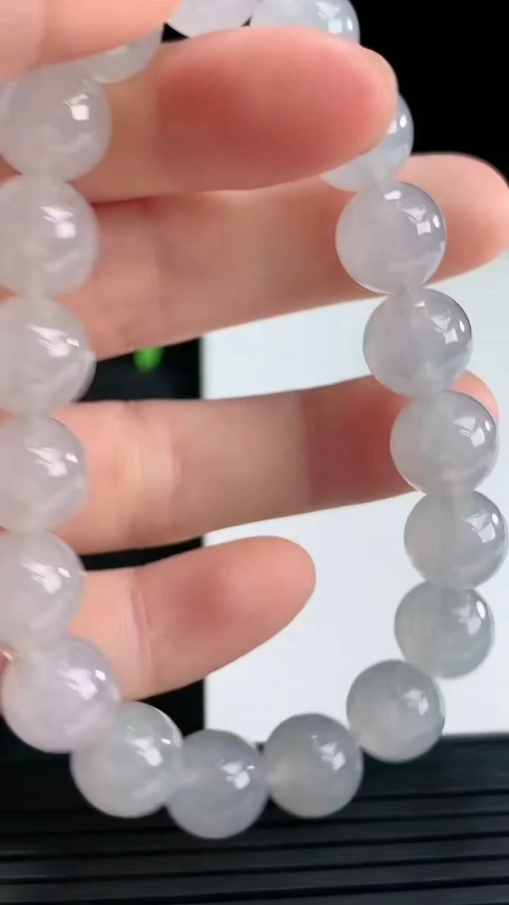 天然A货翡翠圆珠手串尺寸10-19颗重量:35.23g4月14日
工厂直销收藏佳品,种好水足，色泽均匀，有种有色，上手高大气！