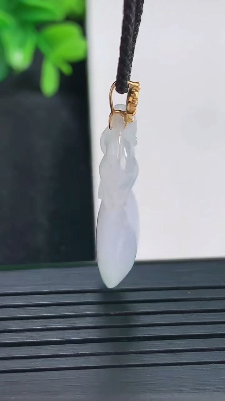 天然A货翡翠寿桃吊坠尺寸35.7-15.9-6.2重量:4.97g
4月14日