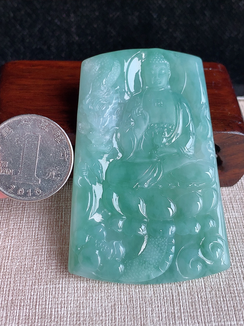 天然A货翡翠晴水大日如来吊坠 
尺寸69.8-45.2-5.2mm 重量45.60g 0412