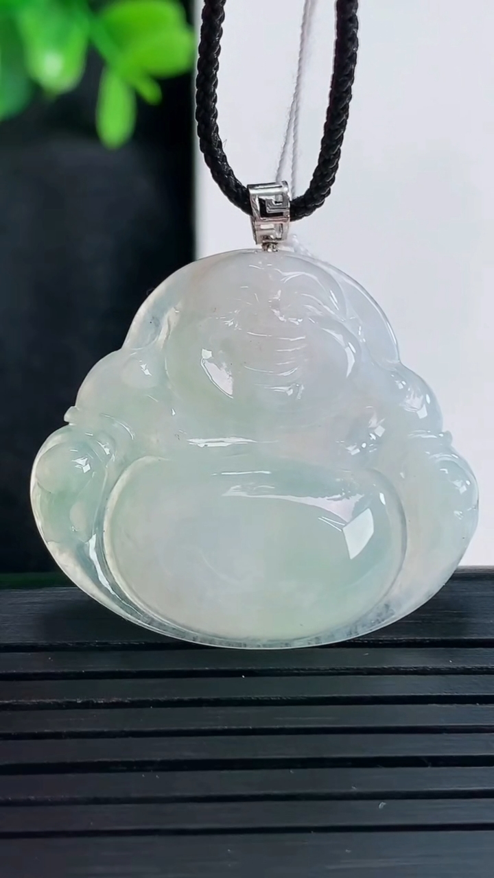 天然A货翡翠18K金飘花佛公吊坠尺寸29.8-33.2-6重量:9.43g
4月14日