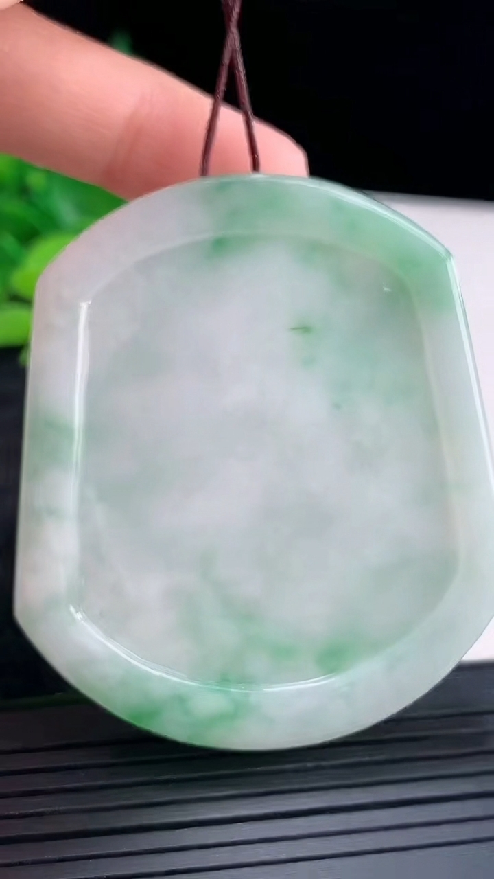 天然A货翡翠鸟语花香吊坠尺寸56.1-49.5-8.1重量:40.46g
4月14日