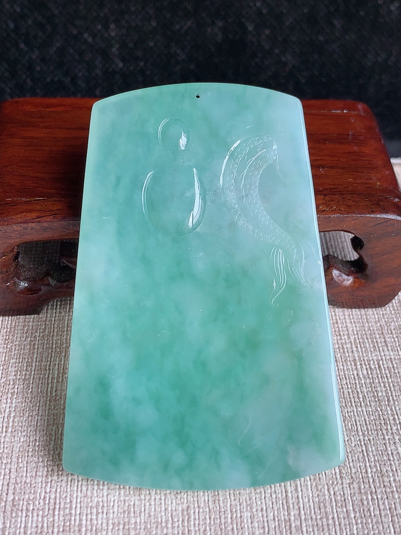 天然A货翡翠晴水大日如来吊坠 
尺寸69.8-45.2-5.2mm 重量45.60g 0412