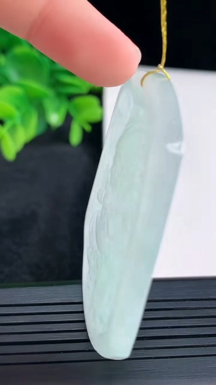 天然A货翡翠不动明王吊坠尺寸54.7-44.4-4.3重量:27.45g
4月14日