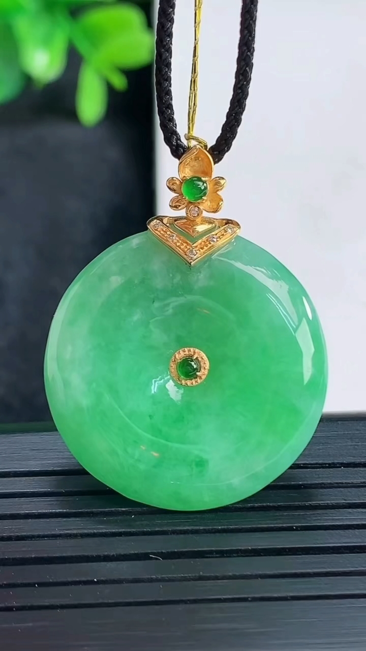 天然A货翡翠平安扣吊坠尺寸26.5-5.8重量:9.73g
4月14日